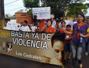 Marcha contra la violencia realizada en Ciudad del Este, Paraguay, junto a Conquistadores y Aventureros.